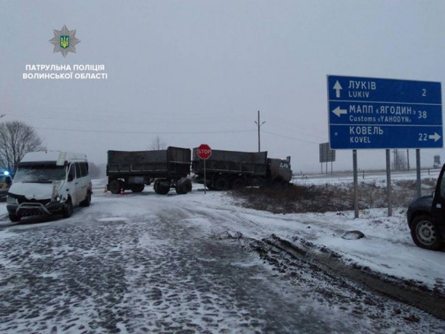 Через негоду на Волині КАМАЗ зім’яв буса: 2 людини в лікарні