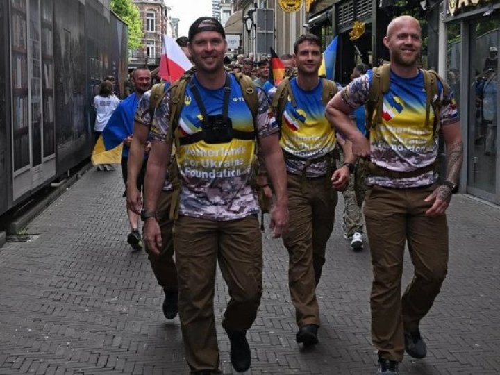 Ветерани, що йдуть пішки з Гааги в Київ, зупиняться у Луцьку Ветерани, що йдуть пішки з Гааги в Київ, зупиняться у Луцьку
