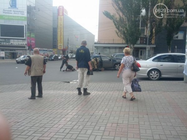 У центрі Маріуполя викрали «народного мера». ФОТО. ВІДЕО