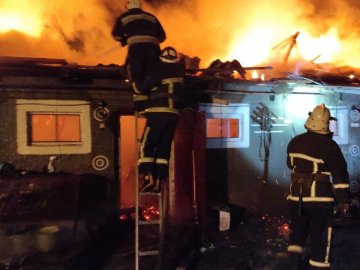 На Волині через коротке замикання електромережі горіли будинок і господарська споруда. ФОТО