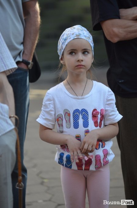 Львівський гурт примусив циган танцювати в центрі Луцька. ФОТО ВІДЕО