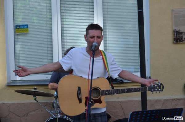 Львівський гурт примусив циган танцювати в центрі Луцька. ФОТО ВІДЕО