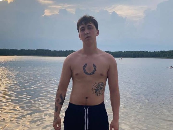 «Відчуває все, крім ніг»: 17-річний волинянин травмував хребет, стрибаючи з пірсу – родина просить допомоги