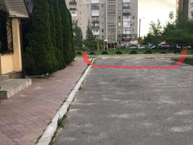 В місті на Волині сміттєві баки хочуть встановити біля дитячого майданчика. ФОТО