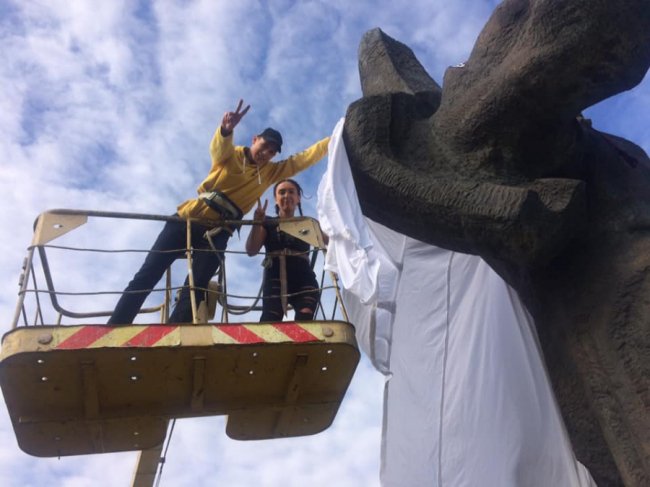 У Ковелі пам'ятник Шевченку одягнули у мега-вишиванку. ФОТО