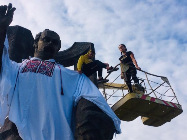 У Ковелі пам'ятник Шевченку одягнули у мега-вишиванку. ФОТО