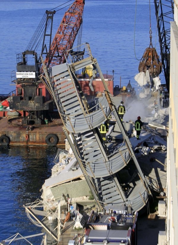 В Італії корабель врізався в берег. ФОТО