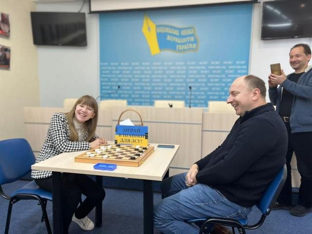9-річна віце-чемпіонка України з шашок зіграла із журналістами, аби зібрати кошти на ЗСУ