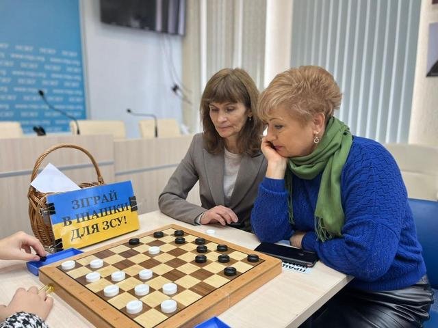 9-річна віце-чемпіонка України з шашок зіграла із журналістами, аби зібрати кошти на ЗСУ