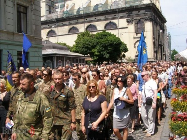 У Львові на колінах прощалися із Героєм Василем Сліпаком. ФОТО 