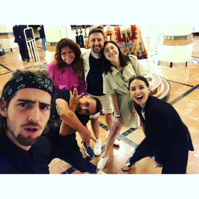 MONATIK з дружиною в Дубаї несподівано зустрілися з зірковими колегами. ФОТО