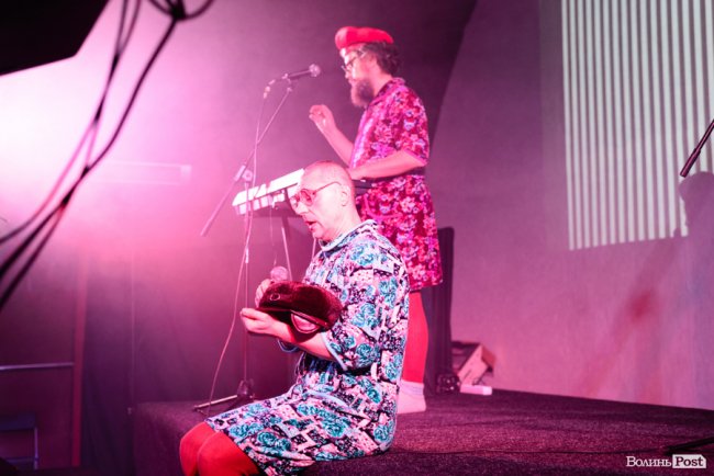 «GAS у Луцьку доведеться освячувати»: ФОТОРЕПОРТАЖ з епатажного концерту «Хамерманів» в халатах і трусах