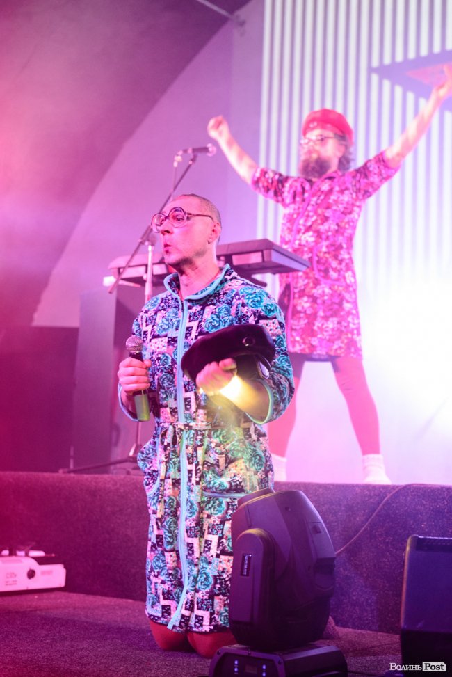 «GAS у Луцьку доведеться освячувати»: ФОТОРЕПОРТАЖ з епатажного концерту «Хамерманів» в халатах і трусах