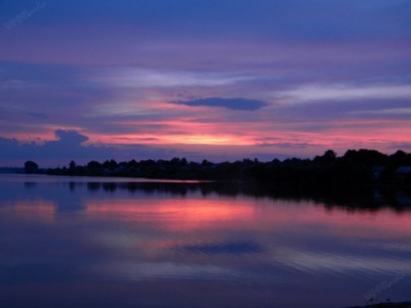 Мар'янівське озеро. Коли робив фото, хотів відобразити почуття глибокої фантазії. 4 липня 2013 року, 20:49, смт. Мар'янівка. Автор – Володимир Устяк.