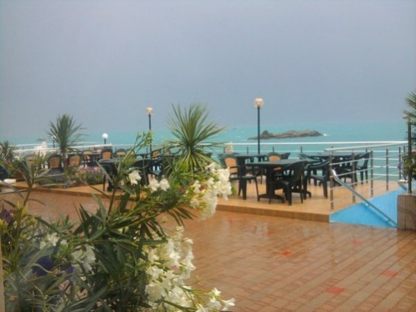 Крим, с. Утес. Фото зроблено за пару хвилин до початку шторму. На фото зображено вигляд на літню терасу кафе 