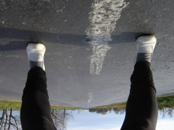 Єдине, що лишається від літа завжди, це – дорога. Буває, й догори ногами. Осінь 2012 року. Автор – Марія Доманська.