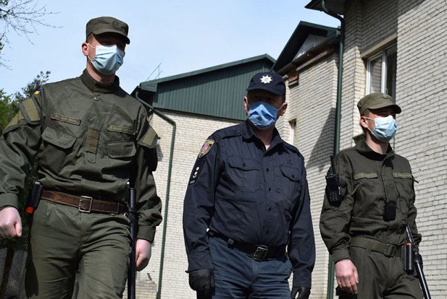 Нацгвардійці та поліція взяли під варту ліцей, який є одним із місць для обсервації на Волині. ФОТО