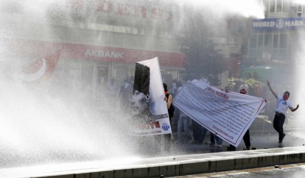 Масові заворушення в Туреччині: двоє людей загинули, тисячу затримали. ФОТО