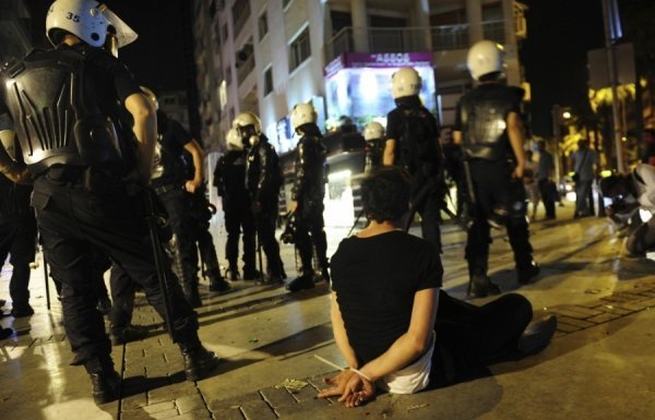 Масові заворушення в Туреччині: двоє людей загинули, тисячу затримали. ФОТО