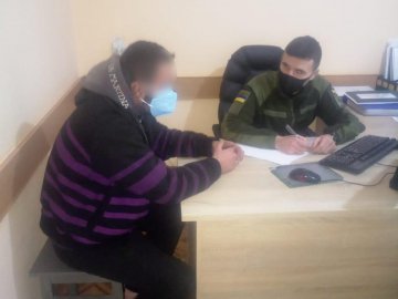 Прикордонники Луцького загону затримали алжирця, який «подорожував» без документів