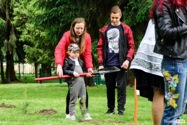 Люди з пересадженими органами посадили біля лікарні у Луцьку Алею життя. ФОТО