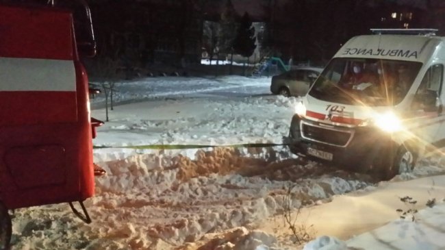 У Нововолинську в заметі застрягла «швидка», яка приїхала на виклик