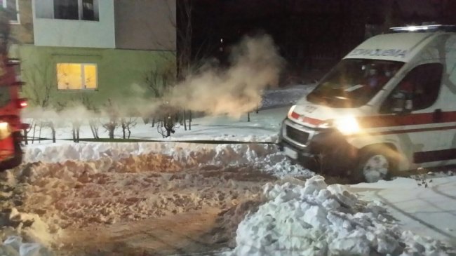 У Нововолинську в заметі застрягла «швидка», яка приїхала на виклик