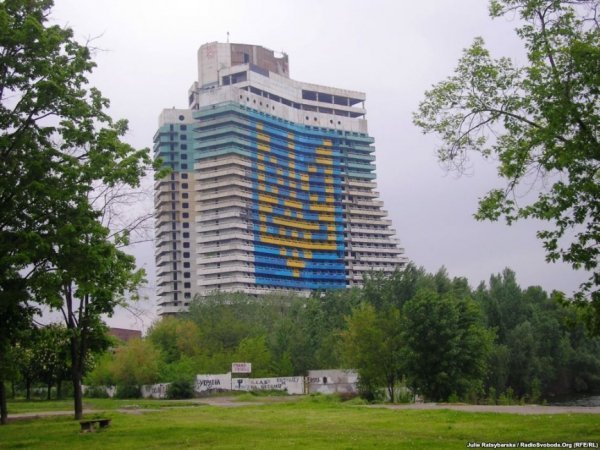 Молоді патріоти Дніпропетровська, зокрема, футбольні фанати «Дніпра», прикрасили один із найбільших довгобудів Дніпропетровська – недобудований готель «Парус» – українським гербом заввишки 16 поверхів, 5 травня 2014 року