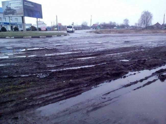 У Нововолинську через бездоріжжя  машини їздять по тротуару
