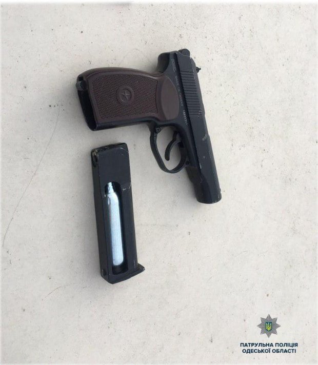 На одеському кладовищі вандали стріляли по могилах і вкрали живі квіти. ФОТО