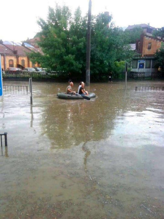 Пересуваються на човнах: у Львові – величезна злива. ФОТО