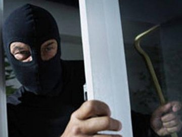 На Волині злодій розбив скло та викрав з магазину  товар