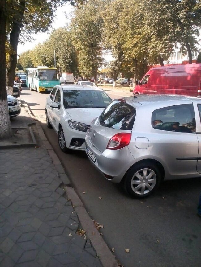 У центрі Луцька припаркована автівка викотилася на дорогу. ФОТО