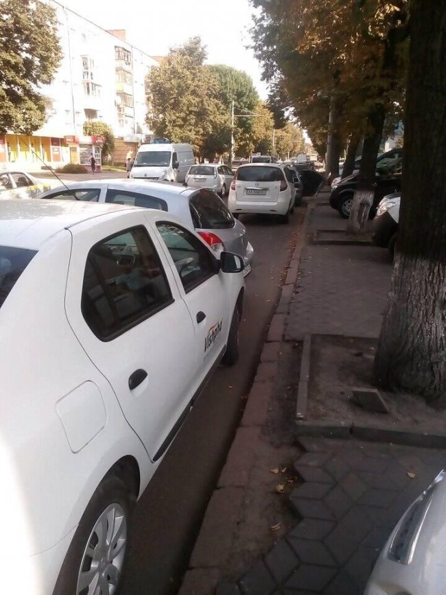 У центрі Луцька припаркована автівка викотилася на дорогу. ФОТО