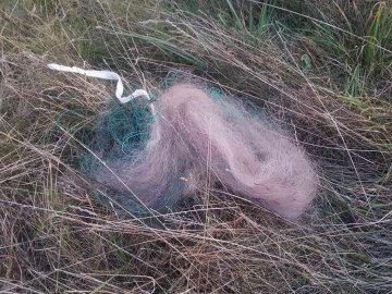 Двоє волинян-браконьєрів ловили рибу сіткою з човна. ФОТО