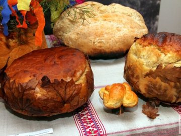 Жителька волинського села розповіла незвичний спосіб пекти хліб на листках. ФОТО