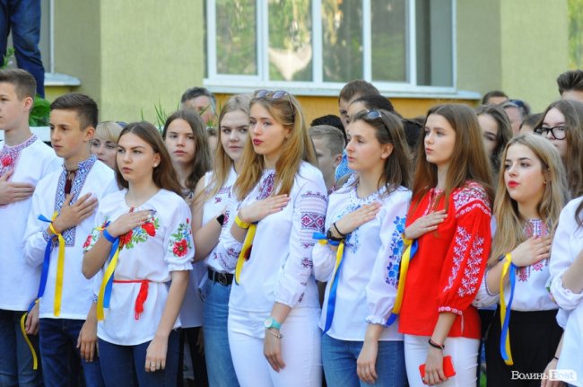 Емоції, квіти, вишиване вбрання: останній дзвоник у луцькій гімназії. ФОТО