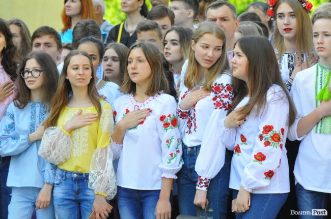 Емоції, квіти, вишиване вбрання: останній дзвоник у луцькій гімназії. ФОТО