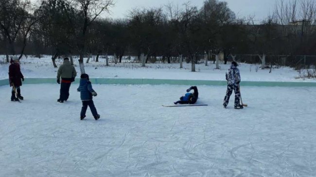 У райцентрі на Волині місцевий підприємець облаштував каток. ФОТО
