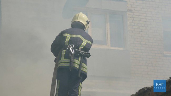 У Володимирі горів приватний будинок та гараж. ФОТО. ВІДЕО