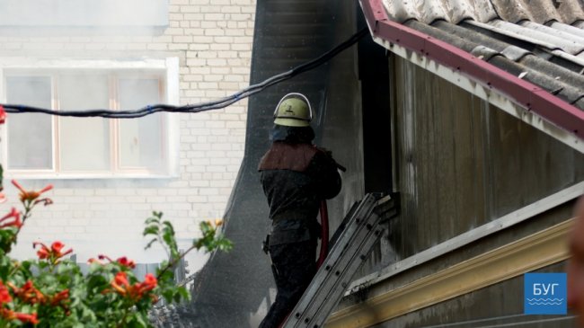 У Володимирі горів приватний будинок та гараж. ФОТО. ВІДЕО