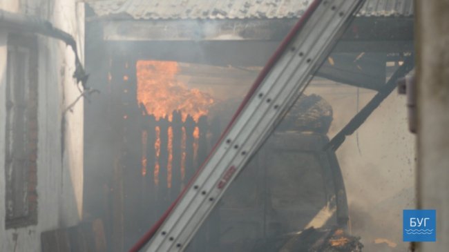 У Володимирі горів приватний будинок та гараж. ФОТО. ВІДЕО