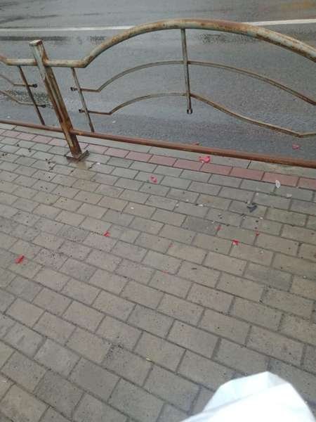 Влетів у паркан: у Луцьку вантажівка на швидкості ледве не збила пішоходів. ФОТО