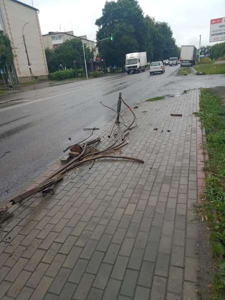Влетів у паркан: у Луцьку вантажівка на швидкості ледве не збила пішоходів. ФОТО