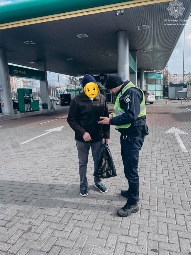 Патрульні повернули чоловіку загублені в Луцьку речі