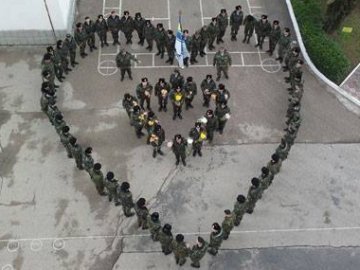 Військові моряки організували флешмоб для українок