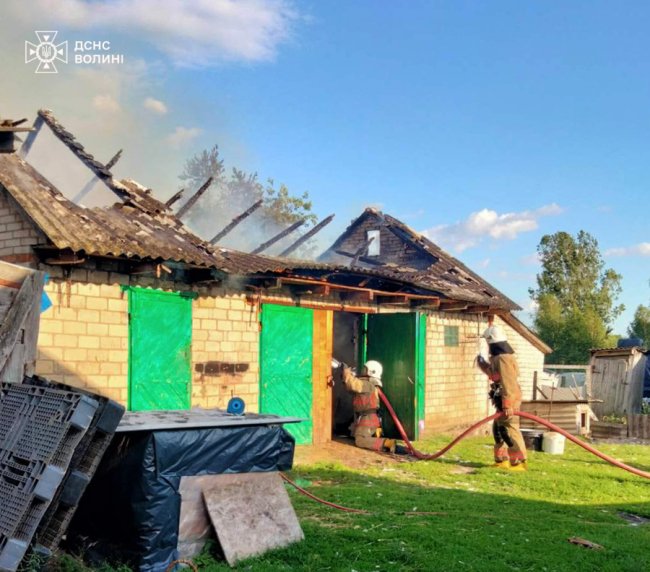 Горів диван і підлога навколо нього: на Волині врятували чоловіка під час пожежі будинку