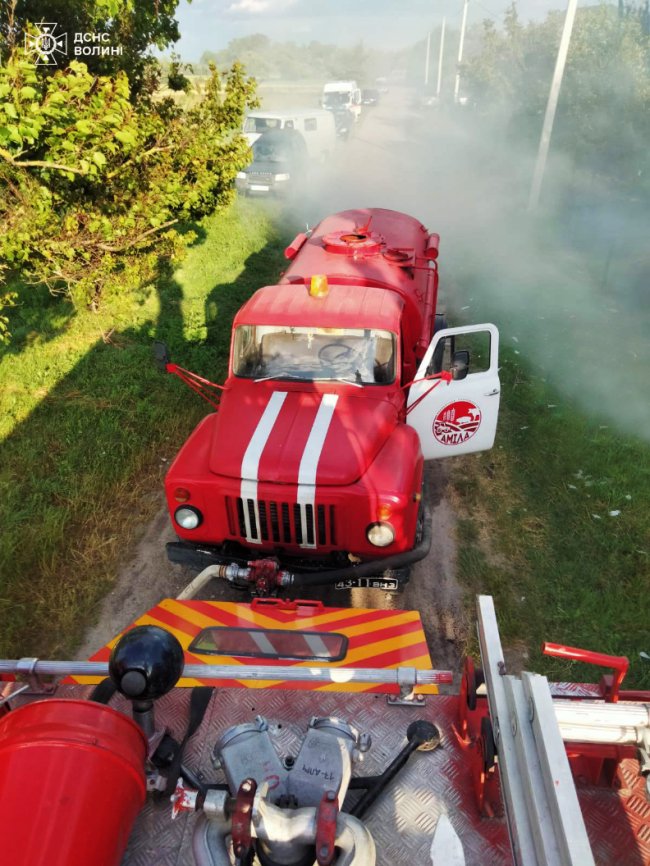 Горів диван і підлога навколо нього: на Волині врятували чоловіка під час пожежі будинку