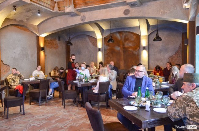 Для дітей-сиріт у Луцьку влаштували зустріч з відомими людьми. ФОТО