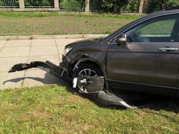 У Києві ‒ потрійна аварія: авто вилетіло на тротуар. ФОТО